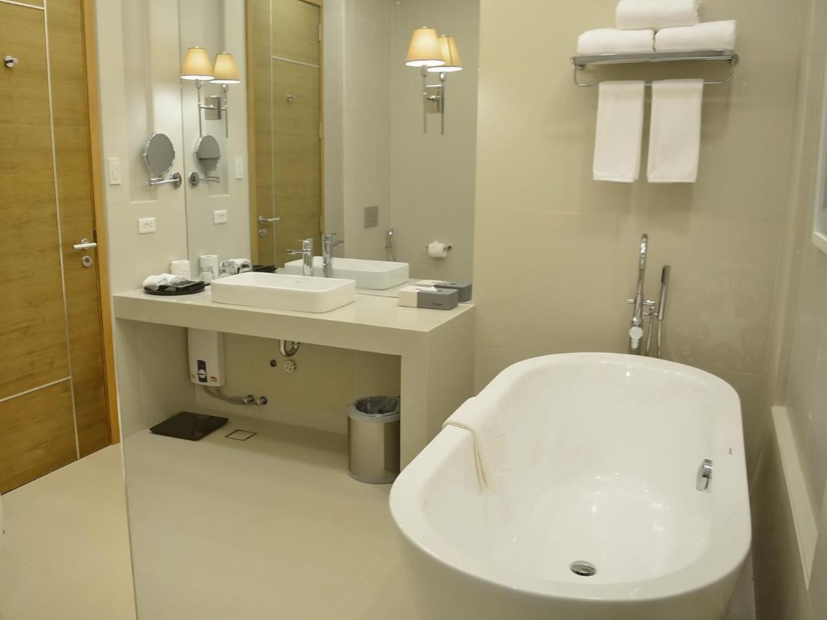 Aqua Boracay Hotel Balabag  Exterior foto Bathroom