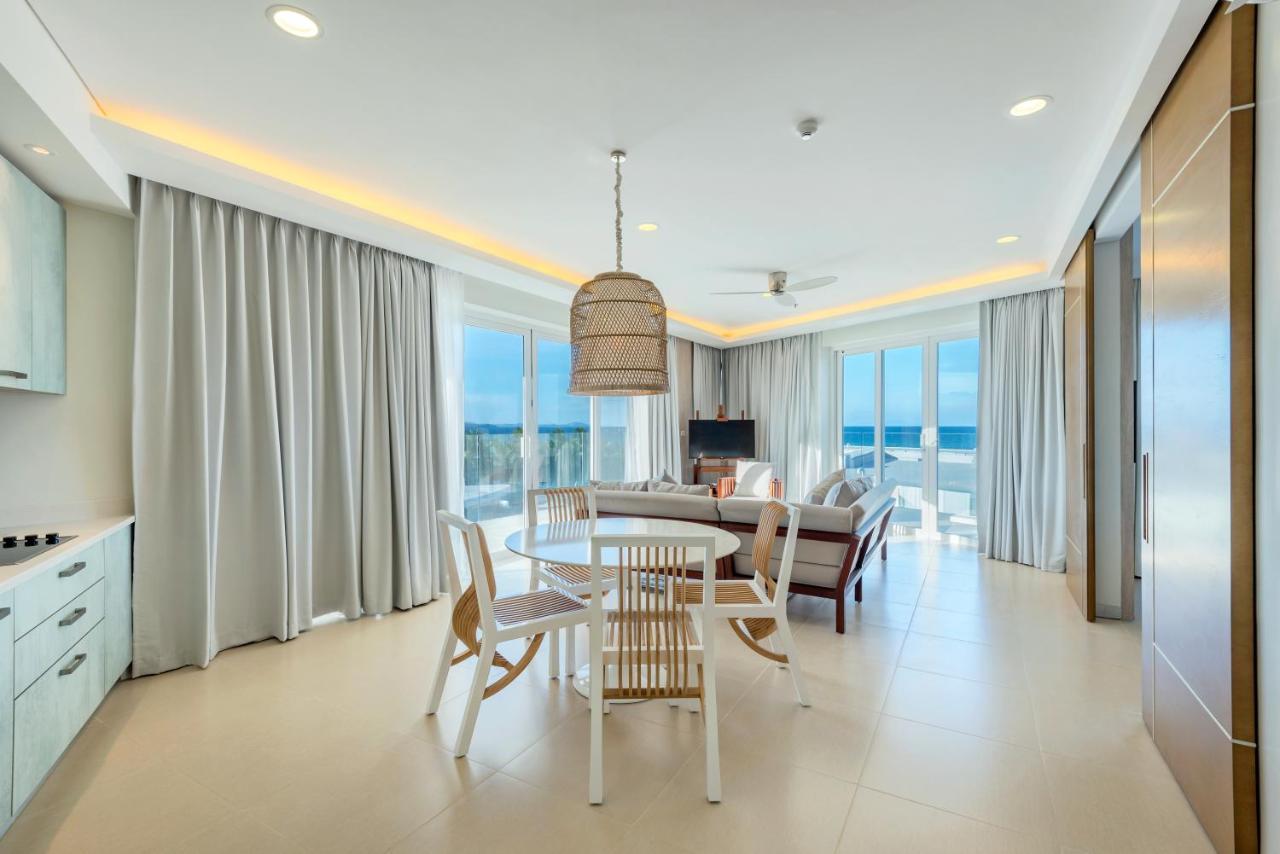 Aqua Boracay Hotel Balabag  Exterior foto A living room at the Ritz-Carlton, Key West